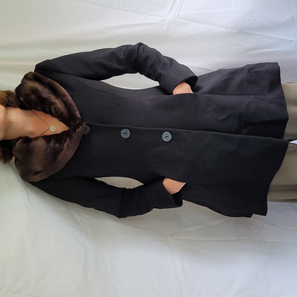 Tahari black wool blend midlength coat. Size 4 faux fur collar.